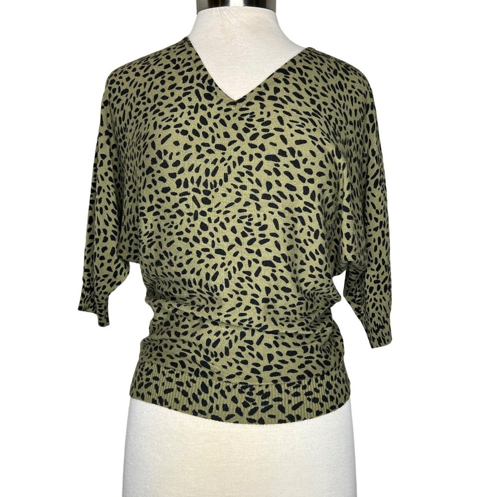 Premise knit sweater size Medium pull over green black animalprint stretch V-nec